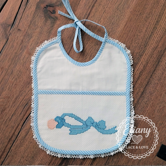 Bavaglino bambino ricamato a punto croce, fiocco azzurro