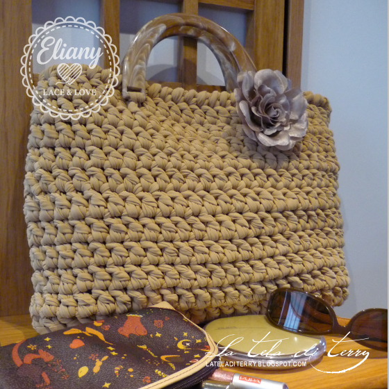 Borsa in fettuccia con manici tartaruga e fiore