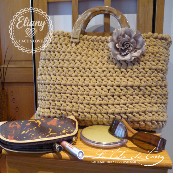 Borsa in fettuccia con manici tartaruga e fiore