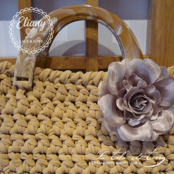 Borsa in fettuccia con manici tartaruga e fiore