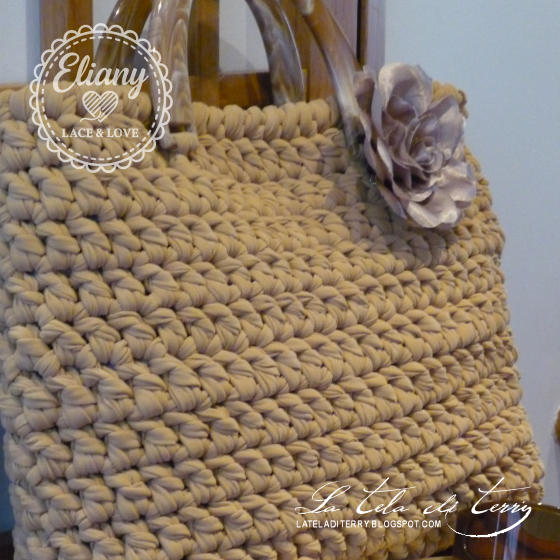 Borsa in fettuccia con manici tartaruga e fiore
