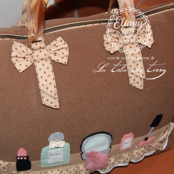 Borsa feltro con applicazioni di maquillage