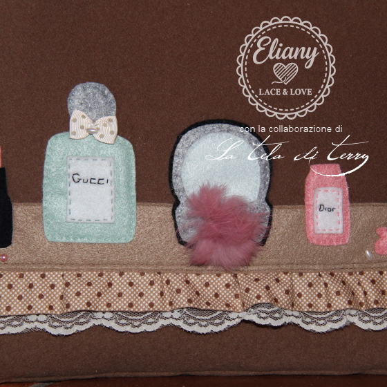 Borsa feltro con applicazioni di maquillage