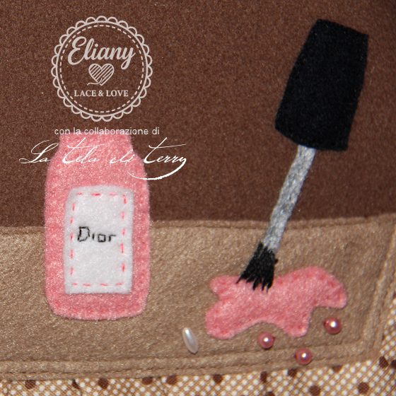 Borsa feltro con applicazioni di maquillage