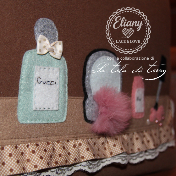 Borsa feltro con applicazioni di maquillage