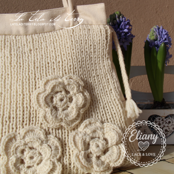 Borsa fatta a maglia con applicazione di fiori
