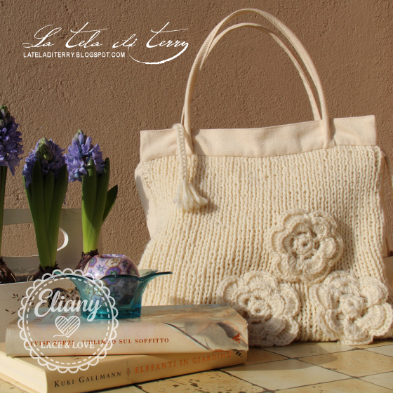 Borsa fatta a maglia con applicazione di fiori