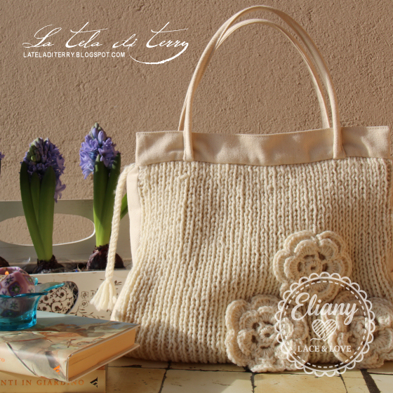 Borsa fatta a maglia con applicazione di fiori