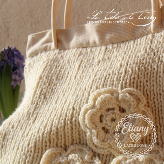 Borsa fatta a maglia con applicazione di fiori