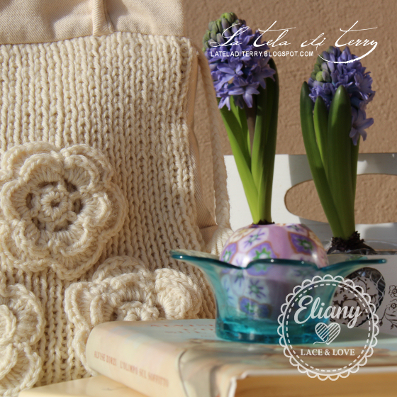 Borsa fatta a maglia con applicazione di fiori