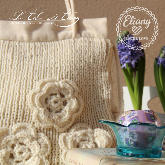 Borsa fatta a maglia con applicazione di fiori