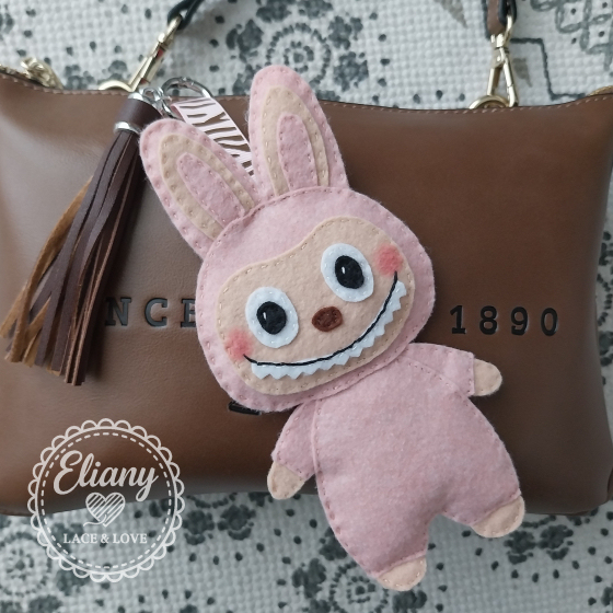 Charms per borsetta handmade in pannolenci rosa zebrato