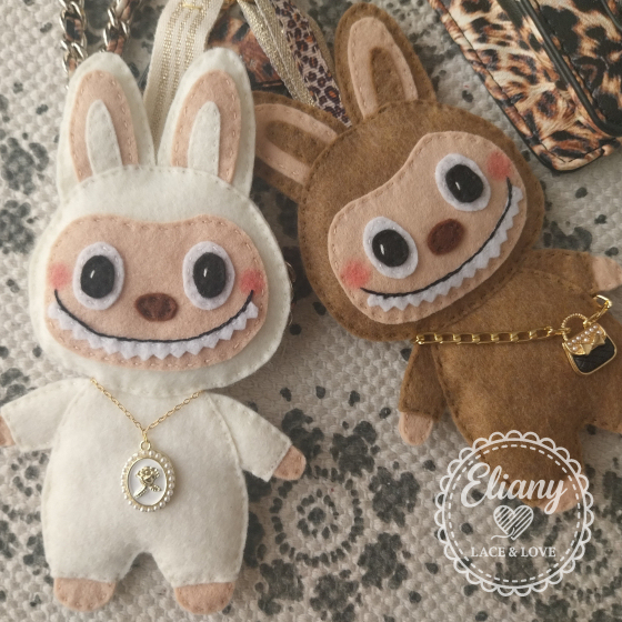 Charms per borsetta handmade in pannolenci bianco e marrone