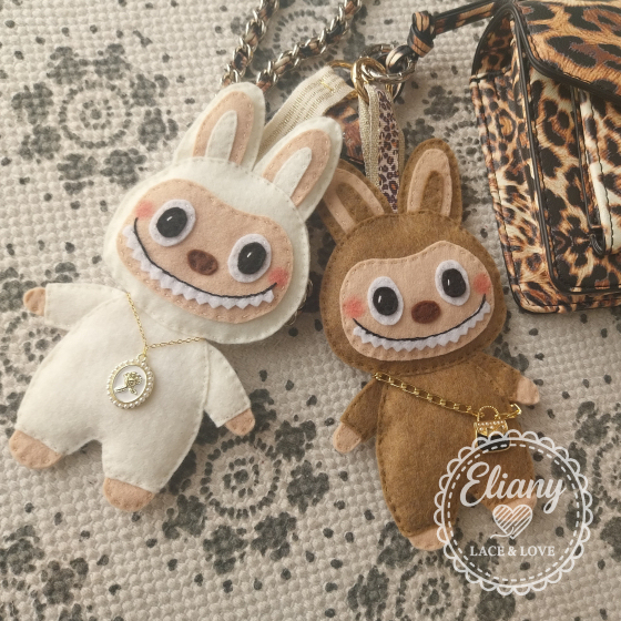 Charms per borsetta handmade in pannolenci bianco e marrone