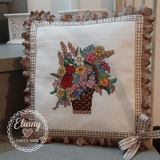 Cusino ricamato a punto croce cesto di fiori