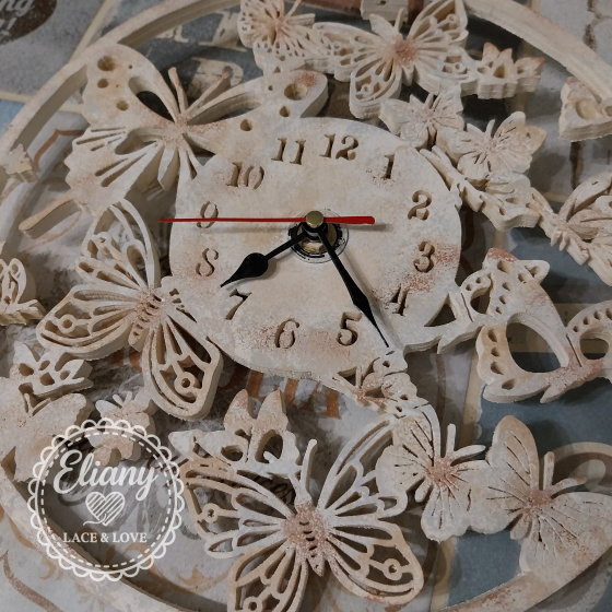 orologio traforato farfalle in legno