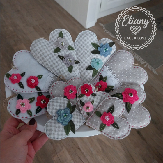 cuore con fiori applicati in feltro
