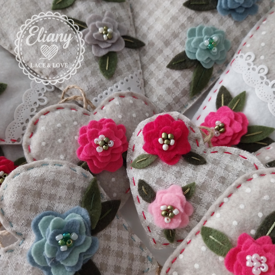 cuore con fiori applicati in feltro