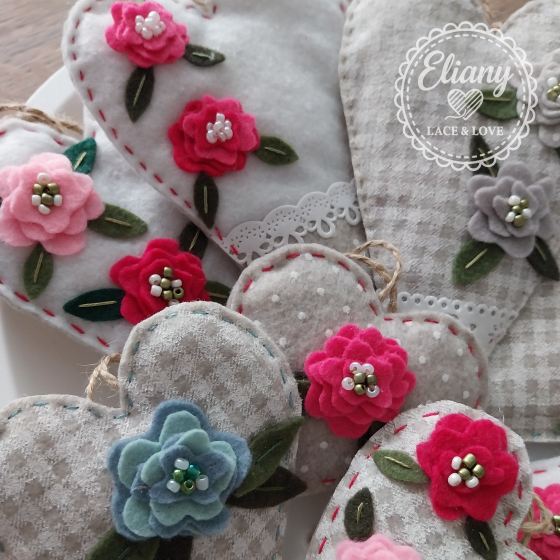 cuore con fiori applicati in feltro