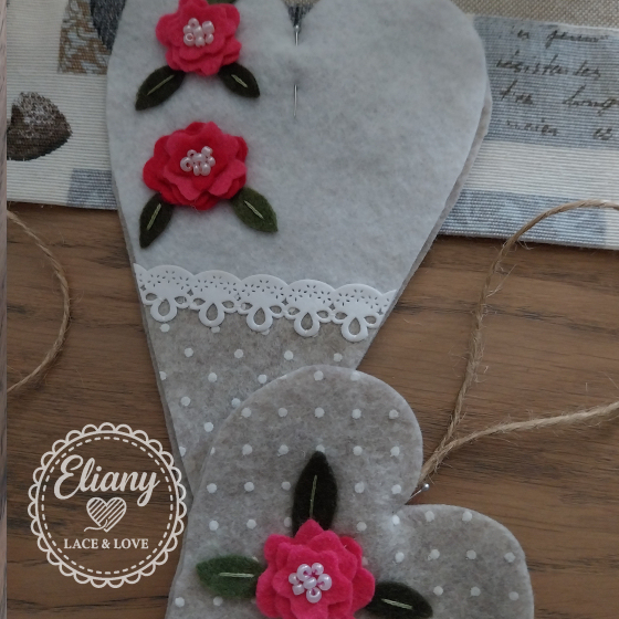 cuore con fiori applicati in feltro