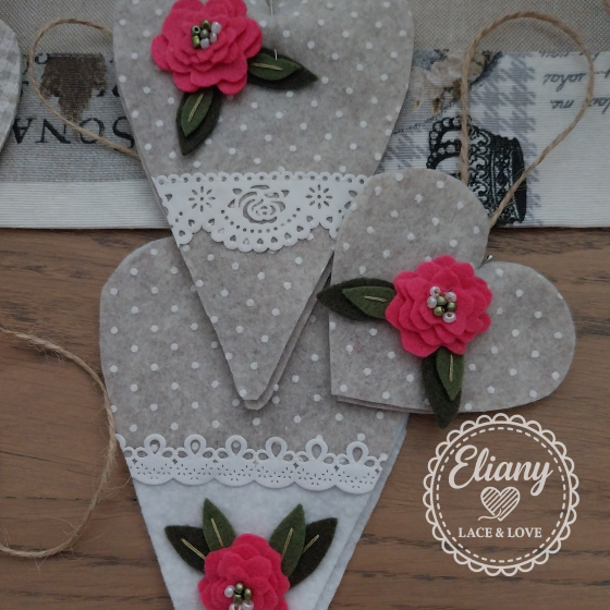 cuore con fiori applicati in feltro
