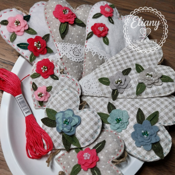 cuore con fiori applicati in feltro