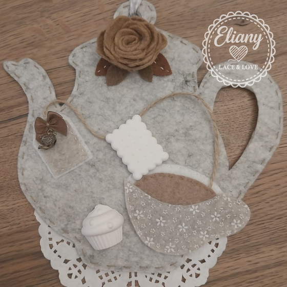 teiere con applicazioni feltro e gesso