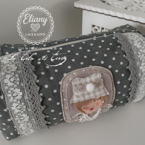 Pochette portatrucco con bambolina in feltro