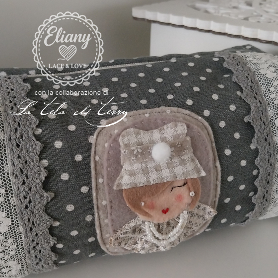 Pochette portatrucco con bambolina in feltro
