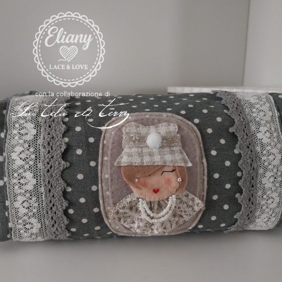 Pochette portatrucco con bambolina in feltro