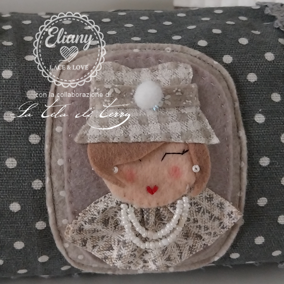 Pochette portatrucco con bambolina in feltro