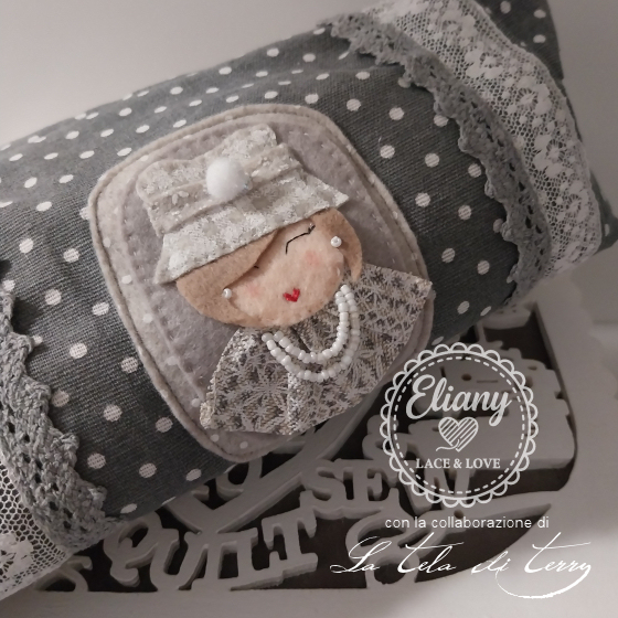 Pochette portatrucco con bambolina in feltro