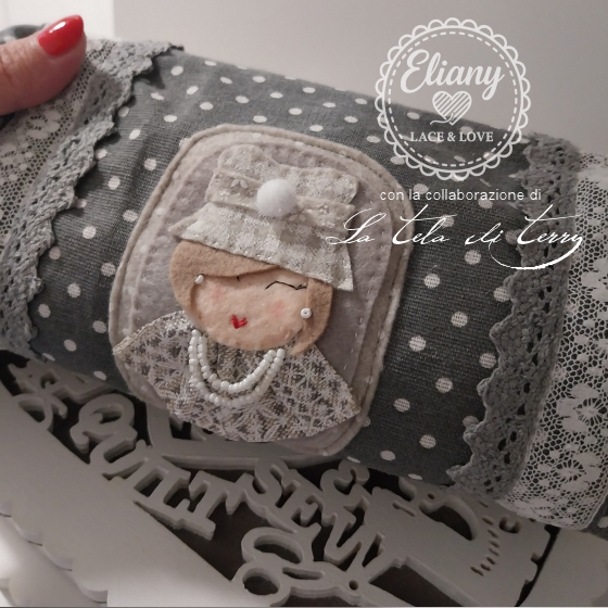 Pochette portatrucco con bambolina in feltro
