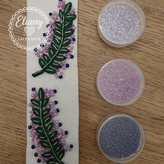 Segnalibri con fiori foglie e perline