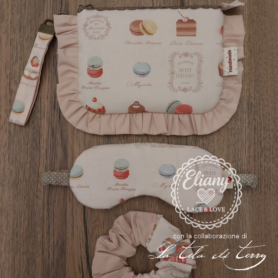 Pochette portatrucco, scrunchies, maschera notte