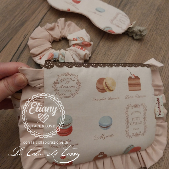 Pochette portatrucco, scrunchies, maschera notte