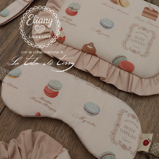Pochette portatrucco, scrunchies, maschera notte