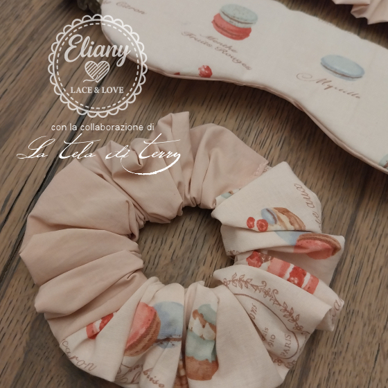 Pochette portatrucco, scrunchies, maschera notte